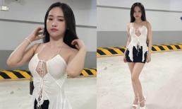 Hot girl Thúy Vi diện đồ tua rua, lộ miếng dán ngực khi tạo dáng chụp ảnh ở bãi đỗ xe
