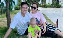 Vợ chồng tuyển thủ Hồ Tấn Tài đi hưởng tuần trăng mật sau cưới, cậu ấm cũng theo cùng 