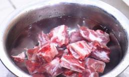 Hầm sườn, không chần trước. Đầu bếp 20 năm kinh nghiệm chỉ dùng một mẹo nhỏ là thịt mềm, không bị khô, không có mùi tanh