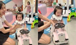 Con gái nhà Vân Trang lộ khuôn mặt đáng yêu, cuối tuần được chở đi chơi nên phấn khích vô cùng
