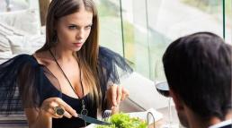 Mẹ nhắc con gái: đàn ông có 3 thói quen này khi đi ăn đa phần là tính xấu, đừng hẹn hò