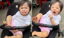 Con gái An Nguy bị mẹ 'dìm hàng' không thương tiếc: Dáng ngồi cực bá đạo, biểu cảm lại còn lầy lội cỡ này