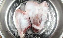 Ngâm thịt ngay trong nước khi rã đông là một sai lầm lớn! Đầu bếp hướng dẫn bạn mẹo rã đông thịt sạch và khử mùi tanh 