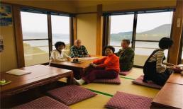 Người Nhật cởi giày khi vào nhà, lỡ chân bốc mùi thì phải làm sao? Hãy xem nữ tiếp viên người Nhật nói gì?