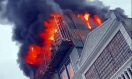 Hà Nội: Lửa bốc cháy ngùn ngụt ở tầng tum ngôi nhà 4 tầng lúc sáng sớm