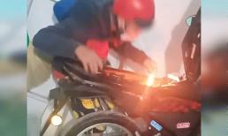 Thanh niên nghịch dại châm lửa vào bình xăng xe máy để hút thuốc khiến nhiều người ngán ngẩm