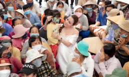 Hoa hậu Bùi Thị Hà đón sinh nhật cùng 500 người nghèo