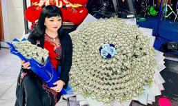 Danh ca Hương Lan mừng sinh nhật muộn, gây chú ý là bó hoa tiền đô cỡ lớn được tặng 