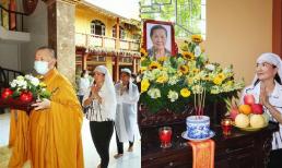 Bà xã Bình Minh cùng gia đình đến chùa làm lễ chung thất sớm cho mẹ ruột