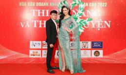 Bộ trang phục lộng lẫy của NTK Tommy Nguyễn lại thắng đấu giá vì ý nghĩa cộng đồng