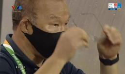 Xúc động khoảnh khắc HLV Park Hang-seo rơi lệ khi Nhâm Mạnh Dũng ghi bàn