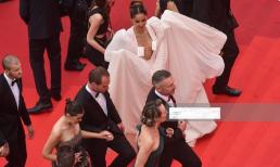 Thảm đỏ LHP Cannes 2022 ngày 6: Nữ diễn viên Patricia Gloria Contreras để lộ vòng một không nội y khi diện váy cắt xẻ quá sâu