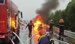 Ô tô đang chạy bất ngờ bốc cháy ngùn ngụt trên cao tốc Hà Nội - Hải Phòng