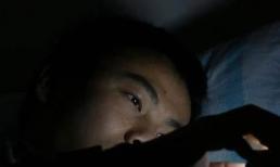 Thức khuya lâu và nghịch điện thoại, 5 'rắc rối' có thể đến với bạn, đừng xem thường!