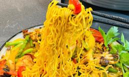 Mì tôm úp ăn hoài cũng chán, thử xào theo cách này đảm bảo cả nhà gắp không dừng đũa