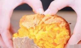 Nếu bạn muốn ăn khoai lang nướng thì không cần mua nữa, bạn có thể làm bằng nồi cơm điện, thậm chí không cần thêm nước, rất đơn giản 