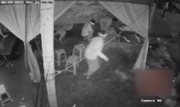 Xe 'điên' lao vào rạp đám tang bên đường, 3 người bị thương