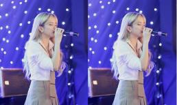 Thiều Bảo Trâm đội mưa biểu diễn cực sung hit 'Sau lưng anh có ai kìa' tặng sinh viên