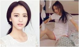 Đồng Lệ Á quên mất chiếc quần 3 phân đang mặc mà vô tư vén chăn khiến cư dân mạng thảng thốt