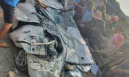 Clip giải cứu nam thanh niên vụ xe tải chở đất đè bẹp xe con, 3 người tử vong