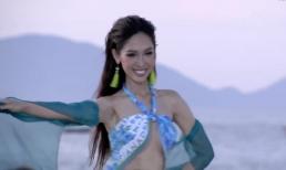 Đỗ Nhật Hà lộ hết vòng một khi đang catwalk tại Hoa hậu Hoàn vũ Việt Nam 2022, may mắn được cứu nguy từ bạn diễn