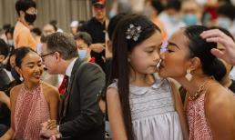 Gia đình Đoan Trang lên đồ dự sự kiện: Đôi vợ chồng tình bể bình, bé Sol được mẹ diện váy và kẹp tóc siêu đáng yêu