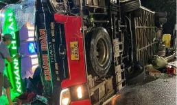 Ninh Bình: Xe khách biển Nghệ An lật trên quốc lộ, ít nhất 4 người tử vong