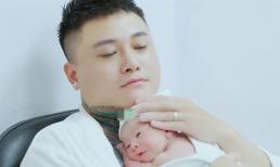 Vũ Duy Khánh bật khóc khi vợ trẻ sinh nở, tiết lộ cận mặt con trai khi mới chào đời 