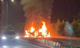 'Xế hộp' bốc cháy sau va chạm trên quốc lộ khiến 2 người tử vong