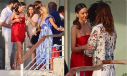 Miranda Kerr dính nghi vấn mang bầu lần 4 khi để lộ bụng lùm lùm, tay liên tục che chắn tại sự kiện