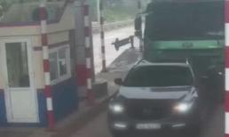 Bất ngờ lùi xe ở trạm thu phí, 'xế hộp' bị xe tải hạng nặng húc văng