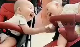 Cuộc trò chuyện bằng tiếng trẻ con của cặp anh em song sinh khiến dân mạng bật cười: Mình quen nhau từ kiếp trước!