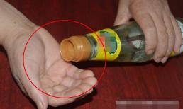 Đổ giấm trắng vào lòng bàn tay và xoa đều, hiệu quả thật tuyệt vời, bạn hãy thử làm tại nhà