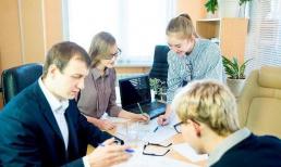 Sếp luôn đối xử tốt bên ngoài nhưng lại ngấm ngầm đàn áp bên trong. Nhân viên với tư cách là cấp dưới phải làm thế nào để tránh bị áp bức?