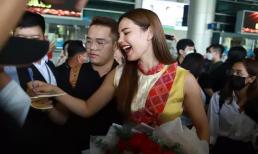 Được fan Việt tặng vương miện tại sân bay, Miss Universe - Catriona Gray có hành động vô cùng đáng yêu