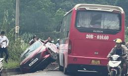 Xe khách phóng nhanh, vượt ẩu tông lật ô tô ở Thái Nguyên