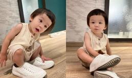 Con gái An Nguy tinh nghịch khi cố tình mang đôi giày 'khổng lồ' so với chân mình, còn có thêm loạt biểu cảm lém lỉnh đáng yêu