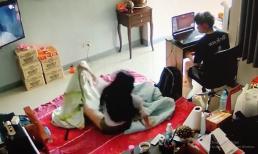 Đang ngồi xem phim, cô gái hốt hoảng bỏ chạy khi phát hiện rắn hổ mang nằm dưới chăn