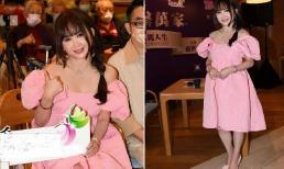 'Đát Kỷ' Ôn Bích Hà diện váy trễ vai lộ khuyết điển lớn dù được khen trẻ như thiếu nữ ở tuổi U60