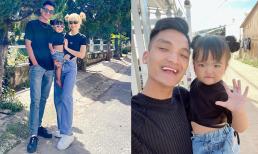 Gia đình Mạc Văn Khoa lên đồ tông xuyệt tông cực xịn, con gái bám bố đến tận chỗ làm, còn tạo dáng chuyên nghiệp hệt mẫu nhí