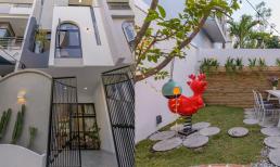 Cách bố trí không gian nhà ống mặt phố hài hòa, điểm nhấn là khoảng sân vườn nhỏ siêu xinh