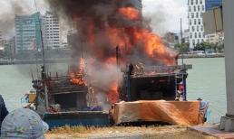 2 tàu cá đang neo đậu dọc bờ sông Hàn bị lửa thiêu rụi