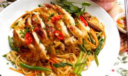 Đổi bữa cho cả nhà với món mì xào, ăn cùng gà áp chảo 'ngon nhức nhối'
