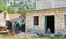 Như có câu: “Một nhà mở ra hai cửa, người và của cải khó mà cứu được”. Hai cửa nghĩa là gì?