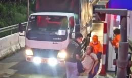 Tài xế bị đột quỵ khi xe qua trạm thu phí, may mắn được nhân viên giúp đỡ qua cơn nguy hiểm