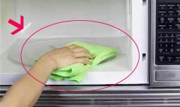 Lò vi sóng có mùi dầu mỡ và khó vệ sinh? Cho 'nó' vào nước và vệ sinh không để lại cặn, rất thiết thực