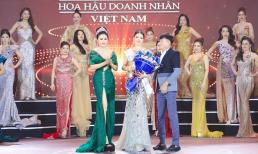 Hoa hậu Lý Kim Ngân sánh vai cùng Tommy Nguyễn trao giải cho thí sinh mặc dạ hội đẹp