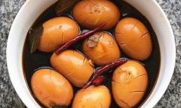 Đừng luộc trứng với nước nữa, trứng làm theo kiểu này dành cho người sành ăn, mùi thơm thấm tận vào bên trong lòng đỏ