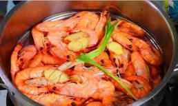 Khi luộc tôm, một số người cho rượu nấu ăn, một số người khác cho gừng lát, cách nào đúng?