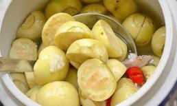 Bật mí mẹo muối cà khi thời tiết oi nóng, chẳng cần quá khéo, thành phẩm vẫn giòn ngon 